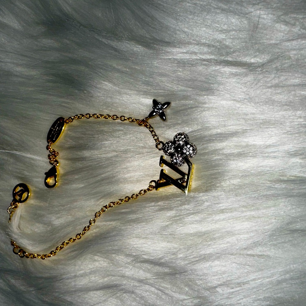 L*** V bracelet